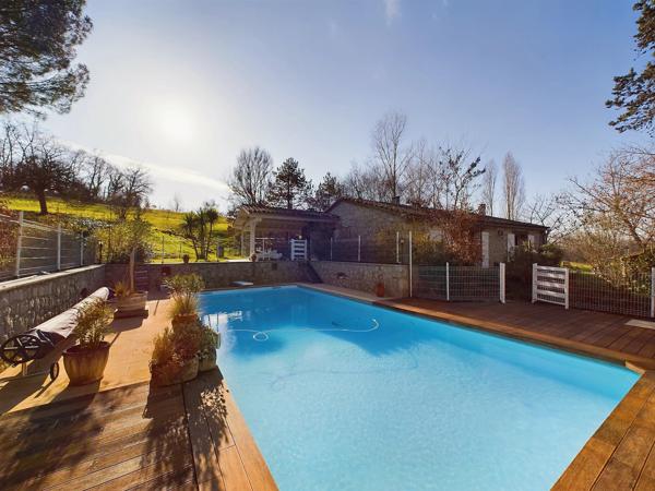 Magnifique propriété avec 3 maisons d'amis et piscine