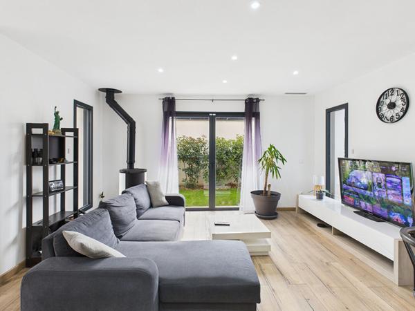 MAISON CONTEMPORAINE RT2020 5 pièce(s) 136 m2 ur 580m² terrain ROMANS SUR ISERE 26100