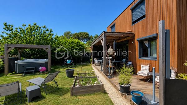 Au Castellet, dans un environnement calme et sécurisé, découvrez cette maison contemporaine construite en 2021, pensée pour offrir un cadre de vie confortable, moderne et facile à vivre.
Développant 66 m² habitables sur une parcelle de 200 m² en pleine propriété, cette maison séduit par son architecture actuelle, sa luminosité et la qualité de ses aménagements.
Dès l’entrée, la pièce de vie donne le ton : un bel espace traversant réunissant cuisine ouverte, salle à manger et salon, largement tourné vers l’extérieur grâce à ses baies vitrées.
Dans son prolongement, le jardin a été aménagé comme une véritable extension de la maison : terrasse en bois, pergola, espace jacuzzi sous pergola dédiée et jardin facile d’entretien composent un extérieur particulièrement agréable, propice aux repas et aux moments de détente.
À l’étage, l’espace nuit comprend deux chambres, dont l’une bénéficie d’un dressing et la seconde d’un espace bureau, ainsi qu’une salle d’eau aux lignes contemporaines.
La maison bénéficie de prestations soignées : construction bois Douglas, climatisation réversible au rez-de-chaussée et à l’étage, nombreux éclairages encastrés, chauffe-eau intelligent, équipements sanitaires de qualité et finitions contemporaines.
Un véritable atout au quotidien : la propriété permet de disposer de quatre emplacements de stationnement, dont deux à l’intérieur de la parcelle et deux supplémentaires à proximité immédiate.
La résidence, accessible par portail sécurisé, dispose également d’une piscine, permettant de profiter pleinement du cadre méditerranéen sans les contraintes d’entretien d’une piscine privative.
Construite récemment, la maison bénéficie encore de la garantie dommages-ouvrage et des garanties décennales en cours, un élément particulièrement appréciable pour une acquisition sereine.
Les charges s'élèvent à environ 230 € par mois et comprennent notamment l'eau et l'électricité.
Sa situation permet de rejoindre facilement les commerces et services du secteur ainsi que les plages de Saint-Cyr-sur-Mer, Bandol et Sanary-sur-Mer, tout en conservant le calme d'un environnement résidentiel.
Une maison actuelle, parfaitement entretenue et sans travaux, qui conviendra aussi bien à une résidence principale qu'à un pied-à-terre dans le Var.
Prix : 312 000 €
À découvrir sur rendez-vous.