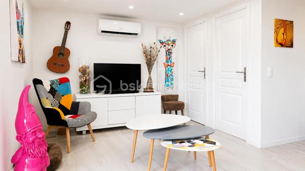 Au Castellet, dans un environnement calme et sécurisé, découvrez cette maison contemporaine construite en 2021, pensée pour offrir un cadre de vie confortable, moderne et facile à vivre.
Développant 66 m² habitables sur une parcelle de 200 m² en pleine propriété, cette maison séduit par son architecture actuelle, sa luminosité et la qualité de ses aménagements.
Dès l’entrée, la pièce de vie donne le ton : un bel espace traversant réunissant cuisine ouverte, salle à manger et salon, largement tourné vers l’extérieur grâce à ses baies vitrées.
Dans son prolongement, le jardin a été aménagé comme une véritable extension de la maison : terrasse en bois, pergola, espace jacuzzi sous pergola dédiée et jardin facile d’entretien composent un extérieur particulièrement agréable, propice aux repas et aux moments de détente.
À l’étage, l’espace nuit comprend deux chambres, dont l’une bénéficie d’un dressing et la seconde d’un espace bureau, ainsi qu’une salle d’eau aux lignes contemporaines.
La maison bénéficie de prestations soignées : construction bois Douglas, climatisation réversible au rez-de-chaussée et à l’étage, nombreux éclairages encastrés, chauffe-eau intelligent, équipements sanitaires de qualité et finitions contemporaines.
Un véritable atout au quotidien : la propriété permet de disposer de quatre emplacements de stationnement, dont deux à l’intérieur de la parcelle et deux supplémentaires à proximité immédiate.
La résidence, accessible par portail sécurisé, dispose également d’une piscine, permettant de profiter pleinement du cadre méditerranéen sans les contraintes d’entretien d’une piscine privative.
Construite récemment, la maison bénéficie encore de la garantie dommages-ouvrage et des garanties décennales en cours, un élément particulièrement appréciable pour une acquisition sereine.
Les charges s'élèvent à environ 230 € par mois et comprennent notamment l'eau et l'électricité.
Sa situation permet de rejoindre facilement les commerces et services du secteur ainsi que les plages de Saint-Cyr-sur-Mer, Bandol et Sanary-sur-Mer, tout en conservant le calme d'un environnement résidentiel.
Une maison actuelle, parfaitement entretenue et sans travaux, qui conviendra aussi bien à une résidence principale qu'à un pied-à-terre dans le Var.
Prix : 312 000 €
À découvrir sur rendez-vous.