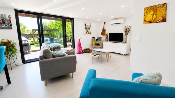 Au Castellet, dans un environnement calme et sécurisé, découvrez cette maison contemporaine construite en 2021, pensée pour offrir un cadre de vie confortable, moderne et facile à vivre.
Développant 66 m² habitables sur une parcelle de 200 m² en pleine propriété, cette maison séduit par son architecture actuelle, sa luminosité et la qualité de ses aménagements.
Dès l’entrée, la pièce de vie donne le ton : un bel espace traversant réunissant cuisine ouverte, salle à manger et salon, largement tourné vers l’extérieur grâce à ses baies vitrées.
Dans son prolongement, le jardin a été aménagé comme une véritable extension de la maison : terrasse en bois, pergola, espace jacuzzi sous pergola dédiée et jardin facile d’entretien composent un extérieur particulièrement agréable, propice aux repas et aux moments de détente.
À l’étage, l’espace nuit comprend deux chambres, dont l’une bénéficie d’un dressing et la seconde d’un espace bureau, ainsi qu’une salle d’eau aux lignes contemporaines.
La maison bénéficie de prestations soignées : construction bois Douglas, climatisation réversible au rez-de-chaussée et à l’étage, nombreux éclairages encastrés, chauffe-eau intelligent, équipements sanitaires de qualité et finitions contemporaines.
Un véritable atout au quotidien : la propriété permet de disposer de quatre emplacements de stationnement, dont deux à l’intérieur de la parcelle et deux supplémentaires à proximité immédiate.
La résidence, accessible par portail sécurisé, dispose également d’une piscine, permettant de profiter pleinement du cadre méditerranéen sans les contraintes d’entretien d’une piscine privative.
Construite récemment, la maison bénéficie encore de la garantie dommages-ouvrage et des garanties décennales en cours, un élément particulièrement appréciable pour une acquisition sereine.
Les charges s'élèvent à environ 230 € par mois et comprennent notamment l'eau et l'électricité.
Sa situation permet de rejoindre facilement les commerces et services du secteur ainsi que les plages de Saint-Cyr-sur-Mer, Bandol et Sanary-sur-Mer, tout en conservant le calme d'un environnement résidentiel.
Une maison actuelle, parfaitement entretenue et sans travaux, qui conviendra aussi bien à une résidence principale qu'à un pied-à-terre dans le Var.
Prix : 312 000 €
À découvrir sur rendez-vous.