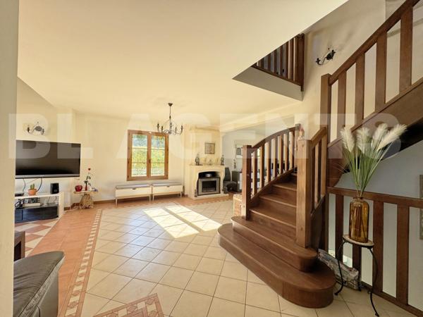 Victor : Demeure avec sous-sol total, piscine et terrain de + de 2 200 m²