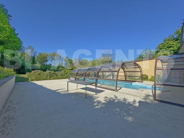 Victor : Demeure avec sous-sol total, piscine et terrain de + de 2 200 m²