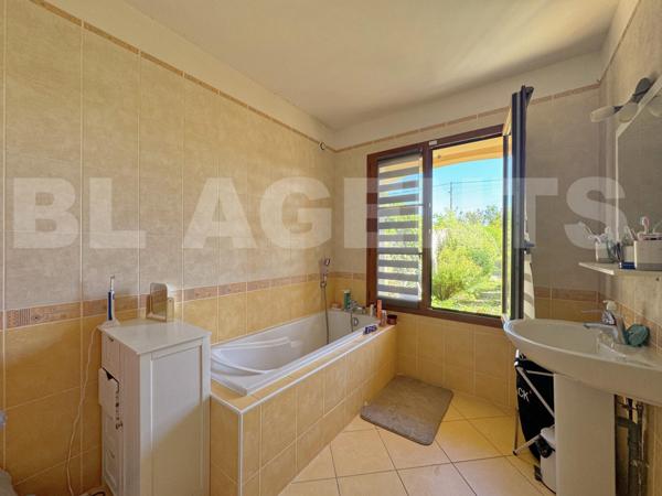 Victor : Demeure avec sous-sol total, piscine et terrain de + de 2 200 m²