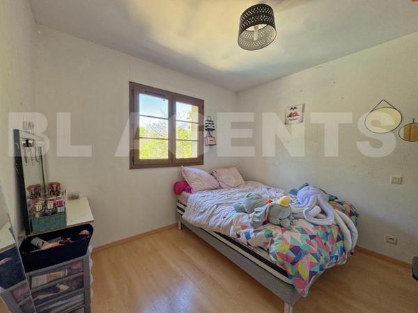 Victor : Demeure avec sous-sol total, piscine et terrain de + de 2 200 m²