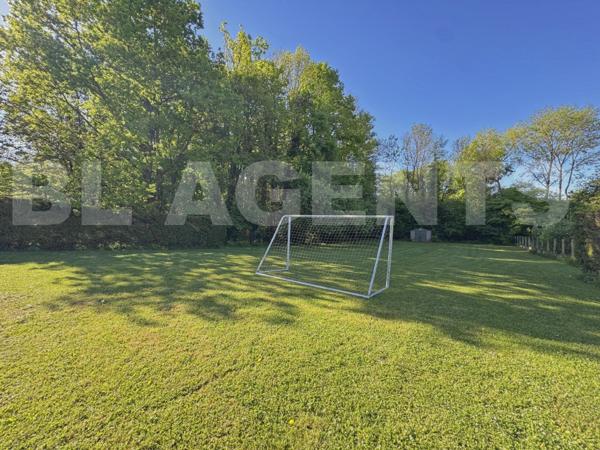 Victor : Demeure avec sous-sol total, piscine et terrain de + de 2 200 m²