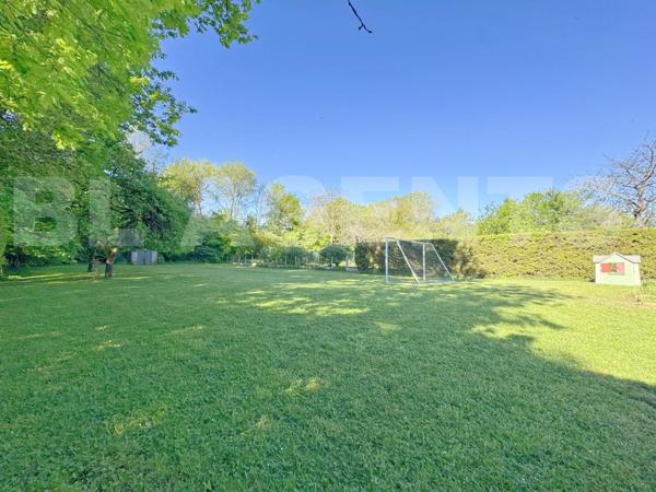 Victor : Demeure avec sous-sol total, piscine et terrain de + de 2 200 m²