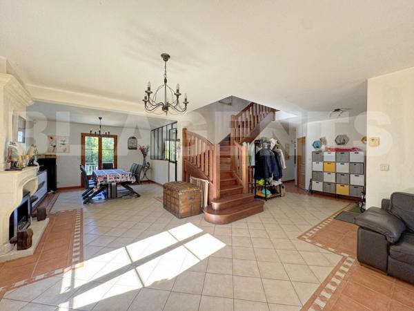 Victor : Demeure avec sous-sol total, piscine et terrain de + de 2 200 m²