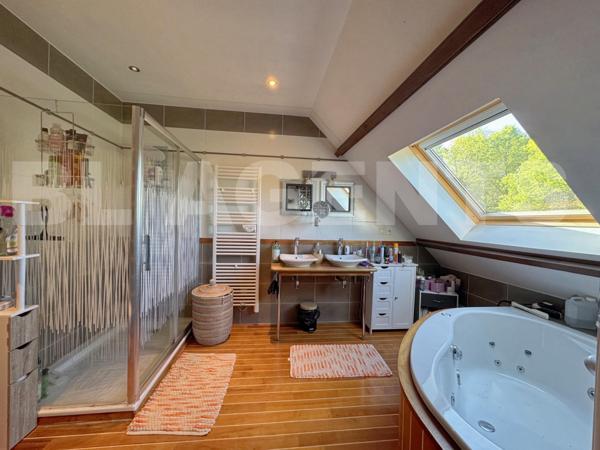 Victor : Demeure avec sous-sol total, piscine et terrain de + de 2 200 m²