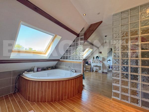 Victor : Demeure avec sous-sol total, piscine et terrain de + de 2 200 m²