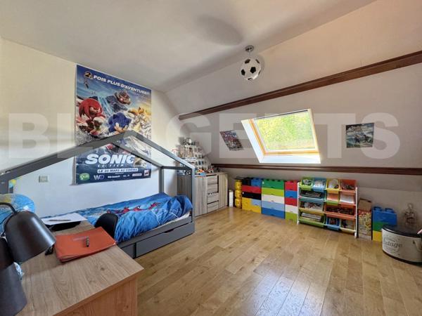 Victor : Demeure avec sous-sol total, piscine et terrain de + de 2 200 m²