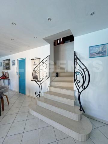 Victor : Demeure avec sous-sol total, piscine et terrain de + de 2 200 m²