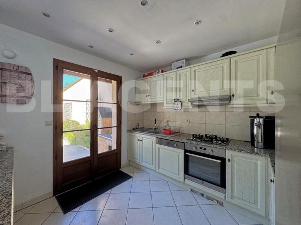 Victor : Demeure avec sous-sol total, piscine et terrain de + de 2 200 m²