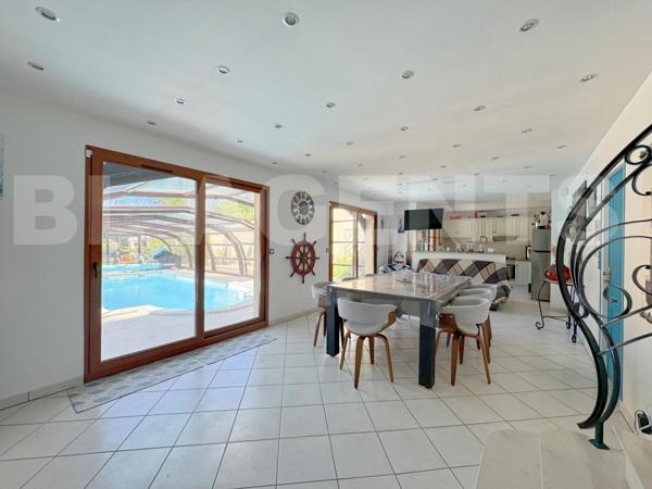 Victor : Demeure avec sous-sol total, piscine et terrain de + de 2 200 m²