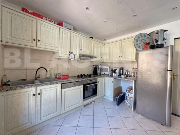 Victor : Demeure avec sous-sol total, piscine et terrain de + de 2 200 m²