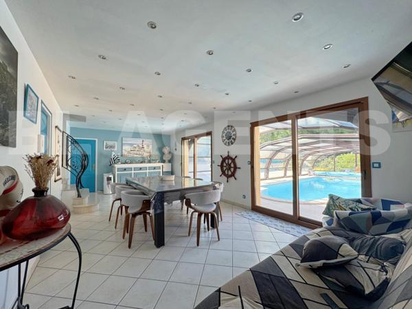 Victor : Demeure avec sous-sol total, piscine et terrain de + de 2 200 m²