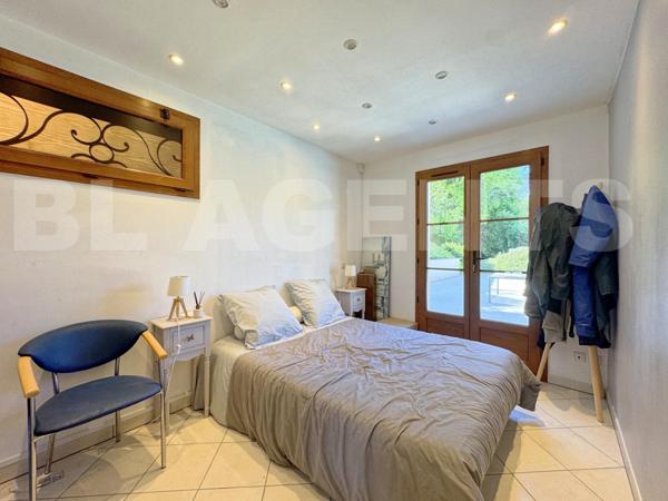 Victor : Demeure avec sous-sol total, piscine et terrain de + de 2 200 m²