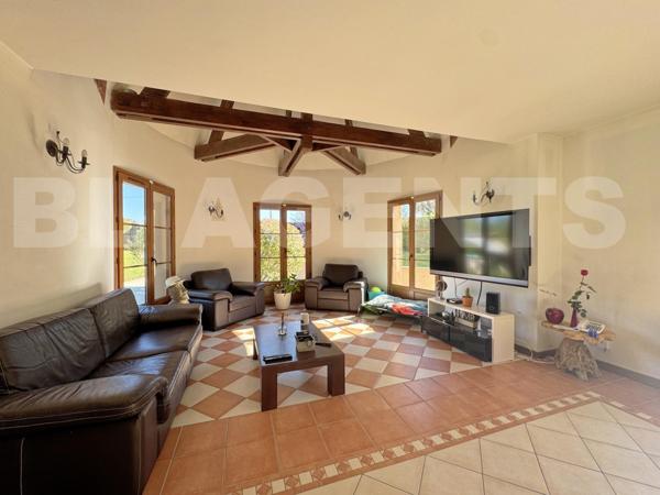 Victor : Demeure avec sous-sol total, piscine et terrain de + de 2 200 m²