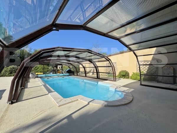 Victor : Demeure avec sous-sol total, piscine et terrain de + de 2 200 m²
