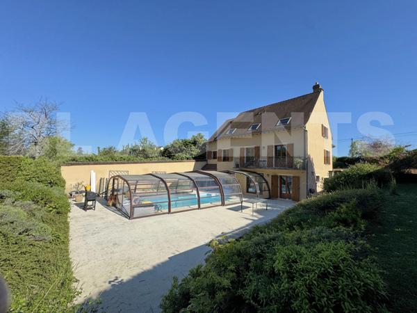 Victor : Demeure avec sous-sol total, piscine et terrain de + de 2 200 m²