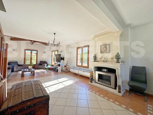 Victor : Demeure avec sous-sol total, piscine et terrain de + de 2 200 m²