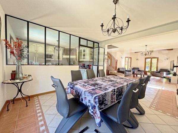 Victor : Demeure avec sous-sol total, piscine et terrain de + de 2 200 m²