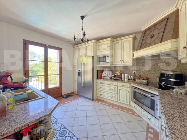 Victor : Demeure avec sous-sol total, piscine et terrain de + de 2 200 m²