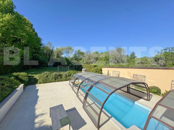Victor : Demeure avec sous-sol total, piscine et terrain de + de 2 200 m²