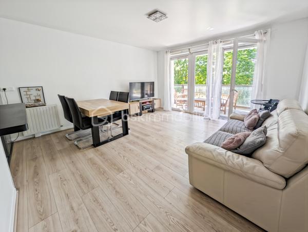 Opportunité!
Appartement de type F3 quartier Jatteau à Moissy Cramayel, à 800m de la gare RER D Lieusaint Moissy, proche des écoles et toutes commodités dans un quartier résidentiel et verdoyant. 

Cet appartement parfaitement agencé de 58.5m2, situé au premier étage avec ascenseur est distribué comme suit:
Une entrée ouvre sur un séjour cuisine ouverte de 25m2 donnant sur un balcon spacieux de 17m2 à la vue agréable.
Deux chambres dont une de 12m2, une salle de bain de 5m2 et WC séparés.
Toutes les pièces donnent sur le balcon offrant une grande convivialité.
Cuisine vendue avec l'électroménager suivant: four, hotte, plaque, micro onde neuf et lave vaisselle encastré neuf: l'ensemble étant valorisé 8000 euros (inclus dans le prix)

Deux places de parking dont une couverte complètent ce bien.

Charges de 2992€ par an avec chauffage, eau chaude et eau froide comprise, économique !