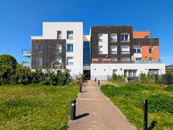 Opportunité!
Appartement de type F3 quartier Jatteau à Moissy Cramayel, à 800m de la gare RER D Lieusaint Moissy, proche des écoles et toutes commodités dans un quartier résidentiel et verdoyant. 

Cet appartement parfaitement agencé de 58.5m2, situé au premier étage avec ascenseur est distribué comme suit:
Une entrée ouvre sur un séjour cuisine ouverte de 25m2 donnant sur un balcon spacieux de 17m2 à la vue agréable.
Deux chambres dont une de 12m2, une salle de bain de 5m2 et WC séparés.
Toutes les pièces donnent sur le balcon offrant une grande convivialité.
Cuisine vendue avec l'électroménager suivant: four, hotte, plaque, micro onde neuf et lave vaisselle encastré neuf: l'ensemble étant valorisé 8000 euros (inclus dans le prix)

Deux places de parking dont une couverte complètent ce bien.

Charges de 2992€ par an avec chauffage, eau chaude et eau froide comprise, économique !