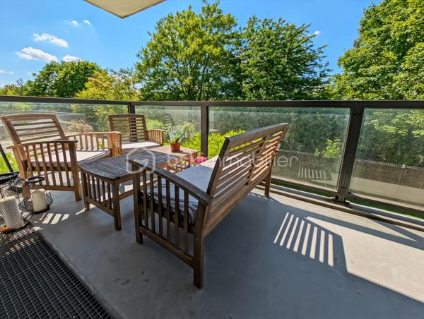 Opportunité!
Appartement de type F3 quartier Jatteau à Moissy Cramayel, à 800m de la gare RER D Lieusaint Moissy, proche des écoles et toutes commodités dans un quartier résidentiel et verdoyant. 

Cet appartement parfaitement agencé de 58.5m2, situé au premier étage avec ascenseur est distribué comme suit:
Une entrée ouvre sur un séjour cuisine ouverte de 25m2 donnant sur un balcon spacieux de 17m2 à la vue agréable.
Deux chambres dont une de 12m2, une salle de bain de 5m2 et WC séparés.
Toutes les pièces donnent sur le balcon offrant une grande convivialité.
Cuisine vendue avec l'électroménager suivant: four, hotte, plaque, micro onde neuf et lave vaisselle encastré neuf: l'ensemble étant valorisé 8000 euros (inclus dans le prix)

Deux places de parking dont une couverte complètent ce bien.

Charges de 2992€ par an avec chauffage, eau chaude et eau froide comprise, économique !