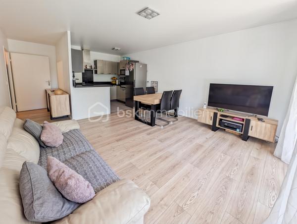 Opportunité!
Appartement de type F3 quartier Jatteau à Moissy Cramayel, à 800m de la gare RER D Lieusaint Moissy, proche des écoles et toutes commodités dans un quartier résidentiel et verdoyant. 

Cet appartement parfaitement agencé de 58.5m2, situé au premier étage avec ascenseur est distribué comme suit:
Une entrée ouvre sur un séjour cuisine ouverte de 25m2 donnant sur un balcon spacieux de 17m2 à la vue agréable.
Deux chambres dont une de 12m2, une salle de bain de 5m2 et WC séparés.
Toutes les pièces donnent sur le balcon offrant une grande convivialité.
Cuisine vendue avec l'électroménager suivant: four, hotte, plaque, micro onde neuf et lave vaisselle encastré neuf: l'ensemble étant valorisé 8000 euros (inclus dans le prix)

Deux places de parking dont une couverte complètent ce bien.

Charges de 2992€ par an avec chauffage, eau chaude et eau froide comprise, économique !