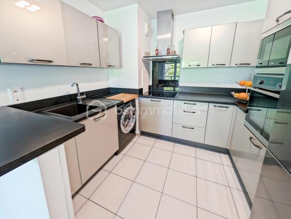 Opportunité!
Appartement de type F3 quartier Jatteau à Moissy Cramayel, à 800m de la gare RER D Lieusaint Moissy, proche des écoles et toutes commodités dans un quartier résidentiel et verdoyant. 

Cet appartement parfaitement agencé de 58.5m2, situé au premier étage avec ascenseur est distribué comme suit:
Une entrée ouvre sur un séjour cuisine ouverte de 25m2 donnant sur un balcon spacieux de 17m2 à la vue agréable.
Deux chambres dont une de 12m2, une salle de bain de 5m2 et WC séparés.
Toutes les pièces donnent sur le balcon offrant une grande convivialité.
Cuisine vendue avec l'électroménager suivant: four, hotte, plaque, micro onde neuf et lave vaisselle encastré neuf: l'ensemble étant valorisé 8000 euros (inclus dans le prix)

Deux places de parking dont une couverte complètent ce bien.

Charges de 2992€ par an avec chauffage, eau chaude et eau froide comprise, économique !