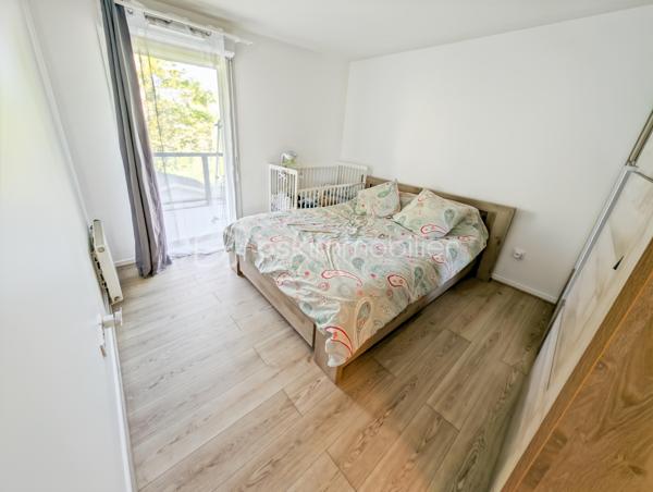 Opportunité!
Appartement de type F3 quartier Jatteau à Moissy Cramayel, à 800m de la gare RER D Lieusaint Moissy, proche des écoles et toutes commodités dans un quartier résidentiel et verdoyant. 

Cet appartement parfaitement agencé de 58.5m2, situé au premier étage avec ascenseur est distribué comme suit:
Une entrée ouvre sur un séjour cuisine ouverte de 25m2 donnant sur un balcon spacieux de 17m2 à la vue agréable.
Deux chambres dont une de 12m2, une salle de bain de 5m2 et WC séparés.
Toutes les pièces donnent sur le balcon offrant une grande convivialité.
Cuisine vendue avec l'électroménager suivant: four, hotte, plaque, micro onde neuf et lave vaisselle encastré neuf: l'ensemble étant valorisé 8000 euros (inclus dans le prix)

Deux places de parking dont une couverte complètent ce bien.

Charges de 2992€ par an avec chauffage, eau chaude et eau froide comprise, économique !