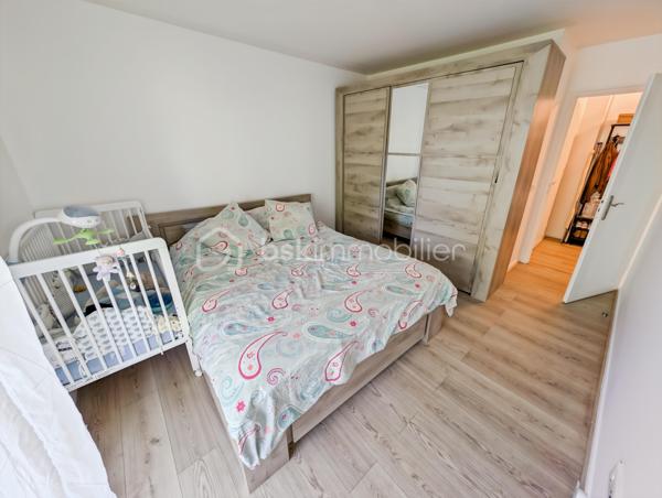 Opportunité!
Appartement de type F3 quartier Jatteau à Moissy Cramayel, à 800m de la gare RER D Lieusaint Moissy, proche des écoles et toutes commodités dans un quartier résidentiel et verdoyant. 

Cet appartement parfaitement agencé de 58.5m2, situé au premier étage avec ascenseur est distribué comme suit:
Une entrée ouvre sur un séjour cuisine ouverte de 25m2 donnant sur un balcon spacieux de 17m2 à la vue agréable.
Deux chambres dont une de 12m2, une salle de bain de 5m2 et WC séparés.
Toutes les pièces donnent sur le balcon offrant une grande convivialité.
Cuisine vendue avec l'électroménager suivant: four, hotte, plaque, micro onde neuf et lave vaisselle encastré neuf: l'ensemble étant valorisé 8000 euros (inclus dans le prix)

Deux places de parking dont une couverte complètent ce bien.

Charges de 2992€ par an avec chauffage, eau chaude et eau froide comprise, économique !