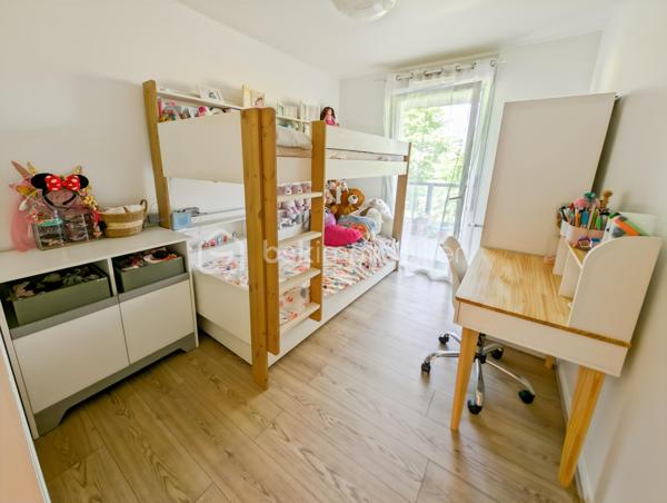 Opportunité!
Appartement de type F3 quartier Jatteau à Moissy Cramayel, à 800m de la gare RER D Lieusaint Moissy, proche des écoles et toutes commodités dans un quartier résidentiel et verdoyant. 

Cet appartement parfaitement agencé de 58.5m2, situé au premier étage avec ascenseur est distribué comme suit:
Une entrée ouvre sur un séjour cuisine ouverte de 25m2 donnant sur un balcon spacieux de 17m2 à la vue agréable.
Deux chambres dont une de 12m2, une salle de bain de 5m2 et WC séparés.
Toutes les pièces donnent sur le balcon offrant une grande convivialité.
Cuisine vendue avec l'électroménager suivant: four, hotte, plaque, micro onde neuf et lave vaisselle encastré neuf: l'ensemble étant valorisé 8000 euros (inclus dans le prix)

Deux places de parking dont une couverte complètent ce bien.

Charges de 2992€ par an avec chauffage, eau chaude et eau froide comprise, économique !