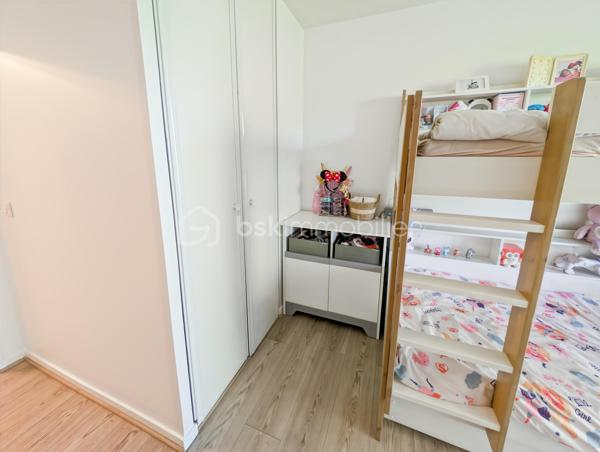 Opportunité!
Appartement de type F3 quartier Jatteau à Moissy Cramayel, à 800m de la gare RER D Lieusaint Moissy, proche des écoles et toutes commodités dans un quartier résidentiel et verdoyant. 

Cet appartement parfaitement agencé de 58.5m2, situé au premier étage avec ascenseur est distribué comme suit:
Une entrée ouvre sur un séjour cuisine ouverte de 25m2 donnant sur un balcon spacieux de 17m2 à la vue agréable.
Deux chambres dont une de 12m2, une salle de bain de 5m2 et WC séparés.
Toutes les pièces donnent sur le balcon offrant une grande convivialité.
Cuisine vendue avec l'électroménager suivant: four, hotte, plaque, micro onde neuf et lave vaisselle encastré neuf: l'ensemble étant valorisé 8000 euros (inclus dans le prix)

Deux places de parking dont une couverte complètent ce bien.

Charges de 2992€ par an avec chauffage, eau chaude et eau froide comprise, économique !