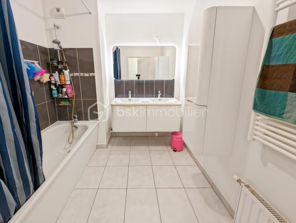 Opportunité!
Appartement de type F3 quartier Jatteau à Moissy Cramayel, à 800m de la gare RER D Lieusaint Moissy, proche des écoles et toutes commodités dans un quartier résidentiel et verdoyant. 

Cet appartement parfaitement agencé de 58.5m2, situé au premier étage avec ascenseur est distribué comme suit:
Une entrée ouvre sur un séjour cuisine ouverte de 25m2 donnant sur un balcon spacieux de 17m2 à la vue agréable.
Deux chambres dont une de 12m2, une salle de bain de 5m2 et WC séparés.
Toutes les pièces donnent sur le balcon offrant une grande convivialité.
Cuisine vendue avec l'électroménager suivant: four, hotte, plaque, micro onde neuf et lave vaisselle encastré neuf: l'ensemble étant valorisé 8000 euros (inclus dans le prix)

Deux places de parking dont une couverte complètent ce bien.

Charges de 2992€ par an avec chauffage, eau chaude et eau froide comprise, économique !