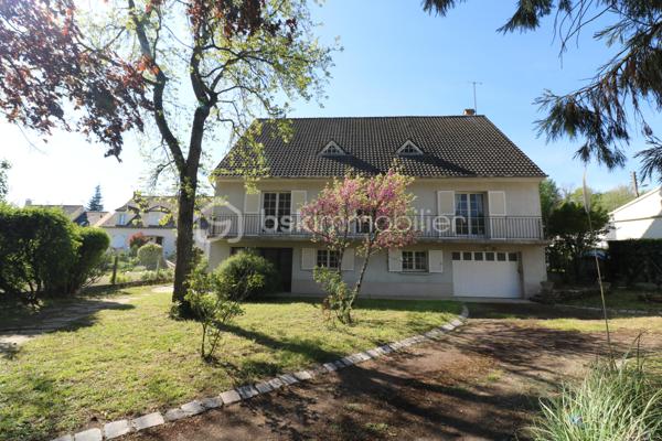 Amateurs de charme et d'authenticité, cette propriété vous séduira par ses volumes et son fort potentiel, d'une surface habitable d'environ 275 m², édifiée sur un terrain clos de 1726 m².
Idéalement située au coeur de la cité médiévale de Provins, au pied de la ville haute, accès au centre ville et a toutes les commodités en quelques minutes.

Cette charmante maison, vous offre au rez-de-jardin, une grande pièce d'environ 25 m², une chaufferie, une salle d'eau, une cave et une grande pièce d'environ 49 m².
 Un grand garage d'environ 44 m² vient compléter le rez-de-jardin.
Au rez-de-chaussée, vous trouverez une entrée, une cuisine aménagée, un WC indépendant, une salle de bain, un magnifique salon-séjour d'environ 43 m², un couloir et 3 chambres (19 m², 12 m² et 20 m²)
Au 1er étage, un palier dessert 2 chambres (14 m² et 28 m²), un WC indépendant a finir, une salle de bain a finir, un dégagement, un coin de stockage et une grande pièce d'environ 45 m² a aménager.


A l'extérieur, vous profiterez d'une très grande terrasse et d'un joli jardin clos et arboré pour profiter des beaux jours.

Laissez vous séduire par cette maison familiale a fort potentiel et installez vous au coeur de la cité médiévale.

Les +++ Tout-a-l'égout, fibre sur la rue, grand garage, plusieurs places de stationnement, possibilité d'augmenter la surface habitable, très gros VOLUMES!!!!!

Une opportunité rare sur le secteur pour ceux qui recherchent de l'espace, alors n'attendez plus et contactez moi !!!

Pour plus de renseignements, n'hésitez pas a contacter Cyril Goutte au 0683379644.