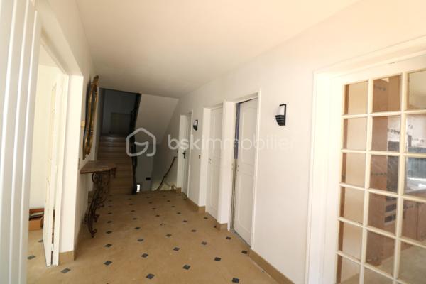 Amateurs de charme et d'authenticité, cette propriété vous séduira par ses volumes et son fort potentiel, d'une surface habitable d'environ 275 m², édifiée sur un terrain clos de 1726 m².
Idéalement située au coeur de la cité médiévale de Provins, au pied de la ville haute, accès au centre ville et a toutes les commodités en quelques minutes.

Cette charmante maison, vous offre au rez-de-jardin, une grande pièce d'environ 25 m², une chaufferie, une salle d'eau, une cave et une grande pièce d'environ 49 m².
 Un grand garage d'environ 44 m² vient compléter le rez-de-jardin.
Au rez-de-chaussée, vous trouverez une entrée, une cuisine aménagée, un WC indépendant, une salle de bain, un magnifique salon-séjour d'environ 43 m², un couloir et 3 chambres (19 m², 12 m² et 20 m²)
Au 1er étage, un palier dessert 2 chambres (14 m² et 28 m²), un WC indépendant a finir, une salle de bain a finir, un dégagement, un coin de stockage et une grande pièce d'environ 45 m² a aménager.


A l'extérieur, vous profiterez d'une très grande terrasse et d'un joli jardin clos et arboré pour profiter des beaux jours.

Laissez vous séduire par cette maison familiale a fort potentiel et installez vous au coeur de la cité médiévale.

Les +++ Tout-a-l'égout, fibre sur la rue, grand garage, plusieurs places de stationnement, possibilité d'augmenter la surface habitable, très gros VOLUMES!!!!!

Une opportunité rare sur le secteur pour ceux qui recherchent de l'espace, alors n'attendez plus et contactez moi !!!

Pour plus de renseignements, n'hésitez pas a contacter Cyril Goutte au 0683379644.