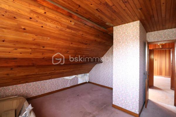 Amateurs de charme et d'authenticité, cette propriété vous séduira par ses volumes et son fort potentiel, d'une surface habitable d'environ 275 m², édifiée sur un terrain clos de 1726 m².
Idéalement située au coeur de la cité médiévale de Provins, au pied de la ville haute, accès au centre ville et a toutes les commodités en quelques minutes.

Cette charmante maison, vous offre au rez-de-jardin, une grande pièce d'environ 25 m², une chaufferie, une salle d'eau, une cave et une grande pièce d'environ 49 m².
 Un grand garage d'environ 44 m² vient compléter le rez-de-jardin.
Au rez-de-chaussée, vous trouverez une entrée, une cuisine aménagée, un WC indépendant, une salle de bain, un magnifique salon-séjour d'environ 43 m², un couloir et 3 chambres (19 m², 12 m² et 20 m²)
Au 1er étage, un palier dessert 2 chambres (14 m² et 28 m²), un WC indépendant a finir, une salle de bain a finir, un dégagement, un coin de stockage et une grande pièce d'environ 45 m² a aménager.


A l'extérieur, vous profiterez d'une très grande terrasse et d'un joli jardin clos et arboré pour profiter des beaux jours.

Laissez vous séduire par cette maison familiale a fort potentiel et installez vous au coeur de la cité médiévale.

Les +++ Tout-a-l'égout, fibre sur la rue, grand garage, plusieurs places de stationnement, possibilité d'augmenter la surface habitable, très gros VOLUMES!!!!!

Une opportunité rare sur le secteur pour ceux qui recherchent de l'espace, alors n'attendez plus et contactez moi !!!

Pour plus de renseignements, n'hésitez pas a contacter Cyril Goutte au 0683379644.