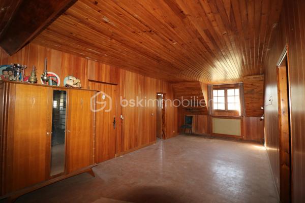 Amateurs de charme et d'authenticité, cette propriété vous séduira par ses volumes et son fort potentiel, d'une surface habitable d'environ 275 m², édifiée sur un terrain clos de 1726 m².
Idéalement située au coeur de la cité médiévale de Provins, au pied de la ville haute, accès au centre ville et a toutes les commodités en quelques minutes.

Cette charmante maison, vous offre au rez-de-jardin, une grande pièce d'environ 25 m², une chaufferie, une salle d'eau, une cave et une grande pièce d'environ 49 m².
 Un grand garage d'environ 44 m² vient compléter le rez-de-jardin.
Au rez-de-chaussée, vous trouverez une entrée, une cuisine aménagée, un WC indépendant, une salle de bain, un magnifique salon-séjour d'environ 43 m², un couloir et 3 chambres (19 m², 12 m² et 20 m²)
Au 1er étage, un palier dessert 2 chambres (14 m² et 28 m²), un WC indépendant a finir, une salle de bain a finir, un dégagement, un coin de stockage et une grande pièce d'environ 45 m² a aménager.


A l'extérieur, vous profiterez d'une très grande terrasse et d'un joli jardin clos et arboré pour profiter des beaux jours.

Laissez vous séduire par cette maison familiale a fort potentiel et installez vous au coeur de la cité médiévale.

Les +++ Tout-a-l'égout, fibre sur la rue, grand garage, plusieurs places de stationnement, possibilité d'augmenter la surface habitable, très gros VOLUMES!!!!!

Une opportunité rare sur le secteur pour ceux qui recherchent de l'espace, alors n'attendez plus et contactez moi !!!

Pour plus de renseignements, n'hésitez pas a contacter Cyril Goutte au 0683379644.