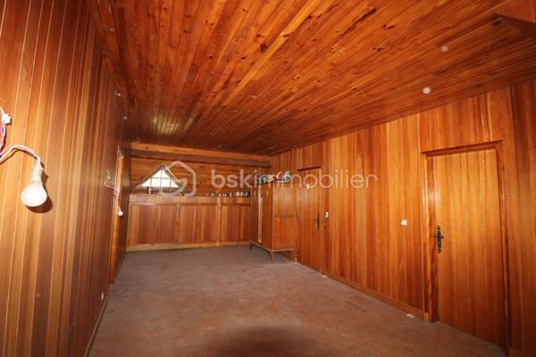 Amateurs de charme et d'authenticité, cette propriété vous séduira par ses volumes et son fort potentiel, d'une surface habitable d'environ 275 m², édifiée sur un terrain clos de 1726 m².
Idéalement située au coeur de la cité médiévale de Provins, au pied de la ville haute, accès au centre ville et a toutes les commodités en quelques minutes.

Cette charmante maison, vous offre au rez-de-jardin, une grande pièce d'environ 25 m², une chaufferie, une salle d'eau, une cave et une grande pièce d'environ 49 m².
 Un grand garage d'environ 44 m² vient compléter le rez-de-jardin.
Au rez-de-chaussée, vous trouverez une entrée, une cuisine aménagée, un WC indépendant, une salle de bain, un magnifique salon-séjour d'environ 43 m², un couloir et 3 chambres (19 m², 12 m² et 20 m²)
Au 1er étage, un palier dessert 2 chambres (14 m² et 28 m²), un WC indépendant a finir, une salle de bain a finir, un dégagement, un coin de stockage et une grande pièce d'environ 45 m² a aménager.


A l'extérieur, vous profiterez d'une très grande terrasse et d'un joli jardin clos et arboré pour profiter des beaux jours.

Laissez vous séduire par cette maison familiale a fort potentiel et installez vous au coeur de la cité médiévale.

Les +++ Tout-a-l'égout, fibre sur la rue, grand garage, plusieurs places de stationnement, possibilité d'augmenter la surface habitable, très gros VOLUMES!!!!!

Une opportunité rare sur le secteur pour ceux qui recherchent de l'espace, alors n'attendez plus et contactez moi !!!

Pour plus de renseignements, n'hésitez pas a contacter Cyril Goutte au 0683379644.