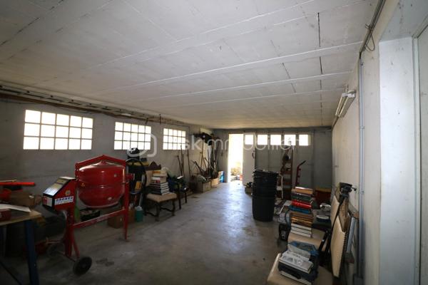 Amateurs de charme et d'authenticité, cette propriété vous séduira par ses volumes et son fort potentiel, d'une surface habitable d'environ 275 m², édifiée sur un terrain clos de 1726 m².
Idéalement située au coeur de la cité médiévale de Provins, au pied de la ville haute, accès au centre ville et a toutes les commodités en quelques minutes.

Cette charmante maison, vous offre au rez-de-jardin, une grande pièce d'environ 25 m², une chaufferie, une salle d'eau, une cave et une grande pièce d'environ 49 m².
 Un grand garage d'environ 44 m² vient compléter le rez-de-jardin.
Au rez-de-chaussée, vous trouverez une entrée, une cuisine aménagée, un WC indépendant, une salle de bain, un magnifique salon-séjour d'environ 43 m², un couloir et 3 chambres (19 m², 12 m² et 20 m²)
Au 1er étage, un palier dessert 2 chambres (14 m² et 28 m²), un WC indépendant a finir, une salle de bain a finir, un dégagement, un coin de stockage et une grande pièce d'environ 45 m² a aménager.


A l'extérieur, vous profiterez d'une très grande terrasse et d'un joli jardin clos et arboré pour profiter des beaux jours.

Laissez vous séduire par cette maison familiale a fort potentiel et installez vous au coeur de la cité médiévale.

Les +++ Tout-a-l'égout, fibre sur la rue, grand garage, plusieurs places de stationnement, possibilité d'augmenter la surface habitable, très gros VOLUMES!!!!!

Une opportunité rare sur le secteur pour ceux qui recherchent de l'espace, alors n'attendez plus et contactez moi !!!

Pour plus de renseignements, n'hésitez pas a contacter Cyril Goutte au 0683379644.