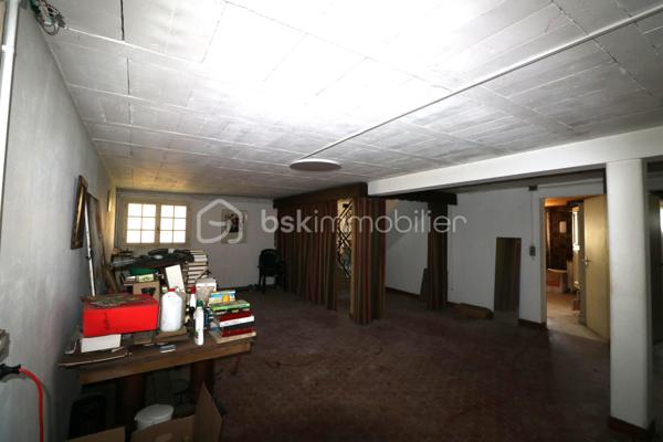 Amateurs de charme et d'authenticité, cette propriété vous séduira par ses volumes et son fort potentiel, d'une surface habitable d'environ 275 m², édifiée sur un terrain clos de 1726 m².
Idéalement située au coeur de la cité médiévale de Provins, au pied de la ville haute, accès au centre ville et a toutes les commodités en quelques minutes.

Cette charmante maison, vous offre au rez-de-jardin, une grande pièce d'environ 25 m², une chaufferie, une salle d'eau, une cave et une grande pièce d'environ 49 m².
 Un grand garage d'environ 44 m² vient compléter le rez-de-jardin.
Au rez-de-chaussée, vous trouverez une entrée, une cuisine aménagée, un WC indépendant, une salle de bain, un magnifique salon-séjour d'environ 43 m², un couloir et 3 chambres (19 m², 12 m² et 20 m²)
Au 1er étage, un palier dessert 2 chambres (14 m² et 28 m²), un WC indépendant a finir, une salle de bain a finir, un dégagement, un coin de stockage et une grande pièce d'environ 45 m² a aménager.


A l'extérieur, vous profiterez d'une très grande terrasse et d'un joli jardin clos et arboré pour profiter des beaux jours.

Laissez vous séduire par cette maison familiale a fort potentiel et installez vous au coeur de la cité médiévale.

Les +++ Tout-a-l'égout, fibre sur la rue, grand garage, plusieurs places de stationnement, possibilité d'augmenter la surface habitable, très gros VOLUMES!!!!!

Une opportunité rare sur le secteur pour ceux qui recherchent de l'espace, alors n'attendez plus et contactez moi !!!

Pour plus de renseignements, n'hésitez pas a contacter Cyril Goutte au 0683379644.