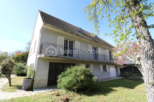 Amateurs de charme et d'authenticité, cette propriété vous séduira par ses volumes et son fort potentiel, d'une surface habitable d'environ 275 m², édifiée sur un terrain clos de 1726 m².
Idéalement située au coeur de la cité médiévale de Provins, au pied de la ville haute, accès au centre ville et a toutes les commodités en quelques minutes.

Cette charmante maison, vous offre au rez-de-jardin, une grande pièce d'environ 25 m², une chaufferie, une salle d'eau, une cave et une grande pièce d'environ 49 m².
 Un grand garage d'environ 44 m² vient compléter le rez-de-jardin.
Au rez-de-chaussée, vous trouverez une entrée, une cuisine aménagée, un WC indépendant, une salle de bain, un magnifique salon-séjour d'environ 43 m², un couloir et 3 chambres (19 m², 12 m² et 20 m²)
Au 1er étage, un palier dessert 2 chambres (14 m² et 28 m²), un WC indépendant a finir, une salle de bain a finir, un dégagement, un coin de stockage et une grande pièce d'environ 45 m² a aménager.


A l'extérieur, vous profiterez d'une très grande terrasse et d'un joli jardin clos et arboré pour profiter des beaux jours.

Laissez vous séduire par cette maison familiale a fort potentiel et installez vous au coeur de la cité médiévale.

Les +++ Tout-a-l'égout, fibre sur la rue, grand garage, plusieurs places de stationnement, possibilité d'augmenter la surface habitable, très gros VOLUMES!!!!!

Une opportunité rare sur le secteur pour ceux qui recherchent de l'espace, alors n'attendez plus et contactez moi !!!

Pour plus de renseignements, n'hésitez pas a contacter Cyril Goutte au 0683379644.