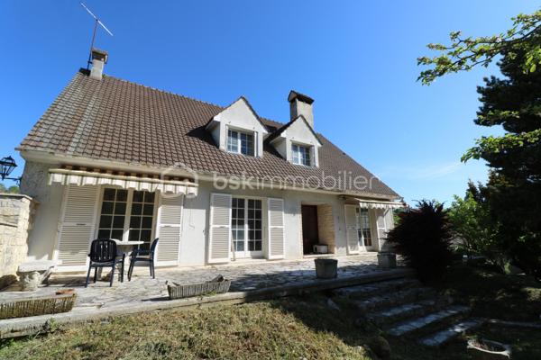 Amateurs de charme et d'authenticité, cette propriété vous séduira par ses volumes et son fort potentiel, d'une surface habitable d'environ 275 m², édifiée sur un terrain clos de 1726 m².
Idéalement située au coeur de la cité médiévale de Provins, au pied de la ville haute, accès au centre ville et a toutes les commodités en quelques minutes.

Cette charmante maison, vous offre au rez-de-jardin, une grande pièce d'environ 25 m², une chaufferie, une salle d'eau, une cave et une grande pièce d'environ 49 m².
 Un grand garage d'environ 44 m² vient compléter le rez-de-jardin.
Au rez-de-chaussée, vous trouverez une entrée, une cuisine aménagée, un WC indépendant, une salle de bain, un magnifique salon-séjour d'environ 43 m², un couloir et 3 chambres (19 m², 12 m² et 20 m²)
Au 1er étage, un palier dessert 2 chambres (14 m² et 28 m²), un WC indépendant a finir, une salle de bain a finir, un dégagement, un coin de stockage et une grande pièce d'environ 45 m² a aménager.


A l'extérieur, vous profiterez d'une très grande terrasse et d'un joli jardin clos et arboré pour profiter des beaux jours.

Laissez vous séduire par cette maison familiale a fort potentiel et installez vous au coeur de la cité médiévale.

Les +++ Tout-a-l'égout, fibre sur la rue, grand garage, plusieurs places de stationnement, possibilité d'augmenter la surface habitable, très gros VOLUMES!!!!!

Une opportunité rare sur le secteur pour ceux qui recherchent de l'espace, alors n'attendez plus et contactez moi !!!

Pour plus de renseignements, n'hésitez pas a contacter Cyril Goutte au 0683379644.
