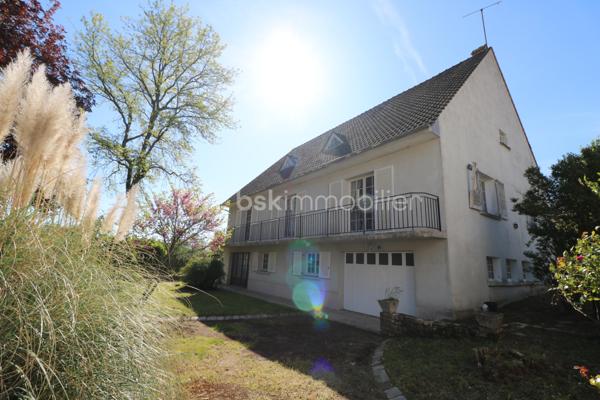 Amateurs de charme et d'authenticité, cette propriété vous séduira par ses volumes et son fort potentiel, d'une surface habitable d'environ 275 m², édifiée sur un terrain clos de 1726 m².
Idéalement située au coeur de la cité médiévale de Provins, au pied de la ville haute, accès au centre ville et a toutes les commodités en quelques minutes.

Cette charmante maison, vous offre au rez-de-jardin, une grande pièce d'environ 25 m², une chaufferie, une salle d'eau, une cave et une grande pièce d'environ 49 m².
 Un grand garage d'environ 44 m² vient compléter le rez-de-jardin.
Au rez-de-chaussée, vous trouverez une entrée, une cuisine aménagée, un WC indépendant, une salle de bain, un magnifique salon-séjour d'environ 43 m², un couloir et 3 chambres (19 m², 12 m² et 20 m²)
Au 1er étage, un palier dessert 2 chambres (14 m² et 28 m²), un WC indépendant a finir, une salle de bain a finir, un dégagement, un coin de stockage et une grande pièce d'environ 45 m² a aménager.


A l'extérieur, vous profiterez d'une très grande terrasse et d'un joli jardin clos et arboré pour profiter des beaux jours.

Laissez vous séduire par cette maison familiale a fort potentiel et installez vous au coeur de la cité médiévale.

Les +++ Tout-a-l'égout, fibre sur la rue, grand garage, plusieurs places de stationnement, possibilité d'augmenter la surface habitable, très gros VOLUMES!!!!!

Une opportunité rare sur le secteur pour ceux qui recherchent de l'espace, alors n'attendez plus et contactez moi !!!

Pour plus de renseignements, n'hésitez pas a contacter Cyril Goutte au 0683379644.