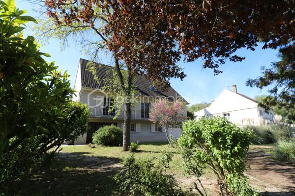 Amateurs de charme et d'authenticité, cette propriété vous séduira par ses volumes et son fort potentiel, d'une surface habitable d'environ 275 m², édifiée sur un terrain clos de 1726 m².
Idéalement située au coeur de la cité médiévale de Provins, au pied de la ville haute, accès au centre ville et a toutes les commodités en quelques minutes.

Cette charmante maison, vous offre au rez-de-jardin, une grande pièce d'environ 25 m², une chaufferie, une salle d'eau, une cave et une grande pièce d'environ 49 m².
 Un grand garage d'environ 44 m² vient compléter le rez-de-jardin.
Au rez-de-chaussée, vous trouverez une entrée, une cuisine aménagée, un WC indépendant, une salle de bain, un magnifique salon-séjour d'environ 43 m², un couloir et 3 chambres (19 m², 12 m² et 20 m²)
Au 1er étage, un palier dessert 2 chambres (14 m² et 28 m²), un WC indépendant a finir, une salle de bain a finir, un dégagement, un coin de stockage et une grande pièce d'environ 45 m² a aménager.


A l'extérieur, vous profiterez d'une très grande terrasse et d'un joli jardin clos et arboré pour profiter des beaux jours.

Laissez vous séduire par cette maison familiale a fort potentiel et installez vous au coeur de la cité médiévale.

Les +++ Tout-a-l'égout, fibre sur la rue, grand garage, plusieurs places de stationnement, possibilité d'augmenter la surface habitable, très gros VOLUMES!!!!!

Une opportunité rare sur le secteur pour ceux qui recherchent de l'espace, alors n'attendez plus et contactez moi !!!

Pour plus de renseignements, n'hésitez pas a contacter Cyril Goutte au 0683379644.