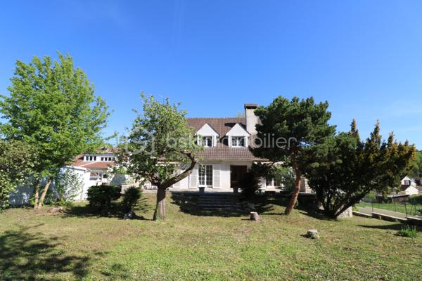 Amateurs de charme et d'authenticité, cette propriété vous séduira par ses volumes et son fort potentiel, d'une surface habitable d'environ 275 m², édifiée sur un terrain clos de 1726 m².
Idéalement située au coeur de la cité médiévale de Provins, au pied de la ville haute, accès au centre ville et a toutes les commodités en quelques minutes.

Cette charmante maison, vous offre au rez-de-jardin, une grande pièce d'environ 25 m², une chaufferie, une salle d'eau, une cave et une grande pièce d'environ 49 m².
 Un grand garage d'environ 44 m² vient compléter le rez-de-jardin.
Au rez-de-chaussée, vous trouverez une entrée, une cuisine aménagée, un WC indépendant, une salle de bain, un magnifique salon-séjour d'environ 43 m², un couloir et 3 chambres (19 m², 12 m² et 20 m²)
Au 1er étage, un palier dessert 2 chambres (14 m² et 28 m²), un WC indépendant a finir, une salle de bain a finir, un dégagement, un coin de stockage et une grande pièce d'environ 45 m² a aménager.


A l'extérieur, vous profiterez d'une très grande terrasse et d'un joli jardin clos et arboré pour profiter des beaux jours.

Laissez vous séduire par cette maison familiale a fort potentiel et installez vous au coeur de la cité médiévale.

Les +++ Tout-a-l'égout, fibre sur la rue, grand garage, plusieurs places de stationnement, possibilité d'augmenter la surface habitable, très gros VOLUMES!!!!!

Une opportunité rare sur le secteur pour ceux qui recherchent de l'espace, alors n'attendez plus et contactez moi !!!

Pour plus de renseignements, n'hésitez pas a contacter Cyril Goutte au 0683379644.